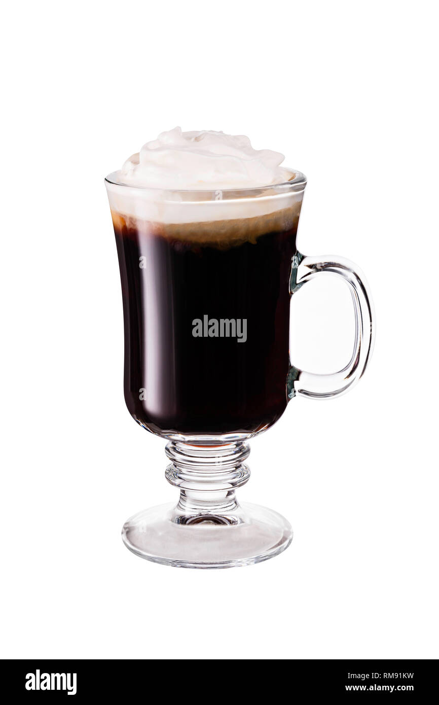 Warm Whiskey Irish Coffee Cocktail auf Weiß mit einen Freistellungspfad Stockfoto