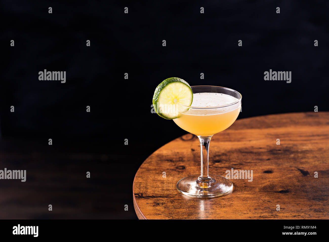 Erfrischende Wodka Gimlet Cocktail auf einer Tabelle Stockfoto