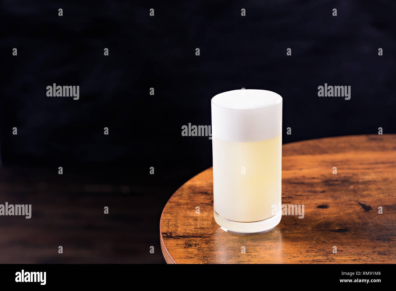 Erfrischenden Gin Fizz Cocktail auf einer Tabelle Stockfoto