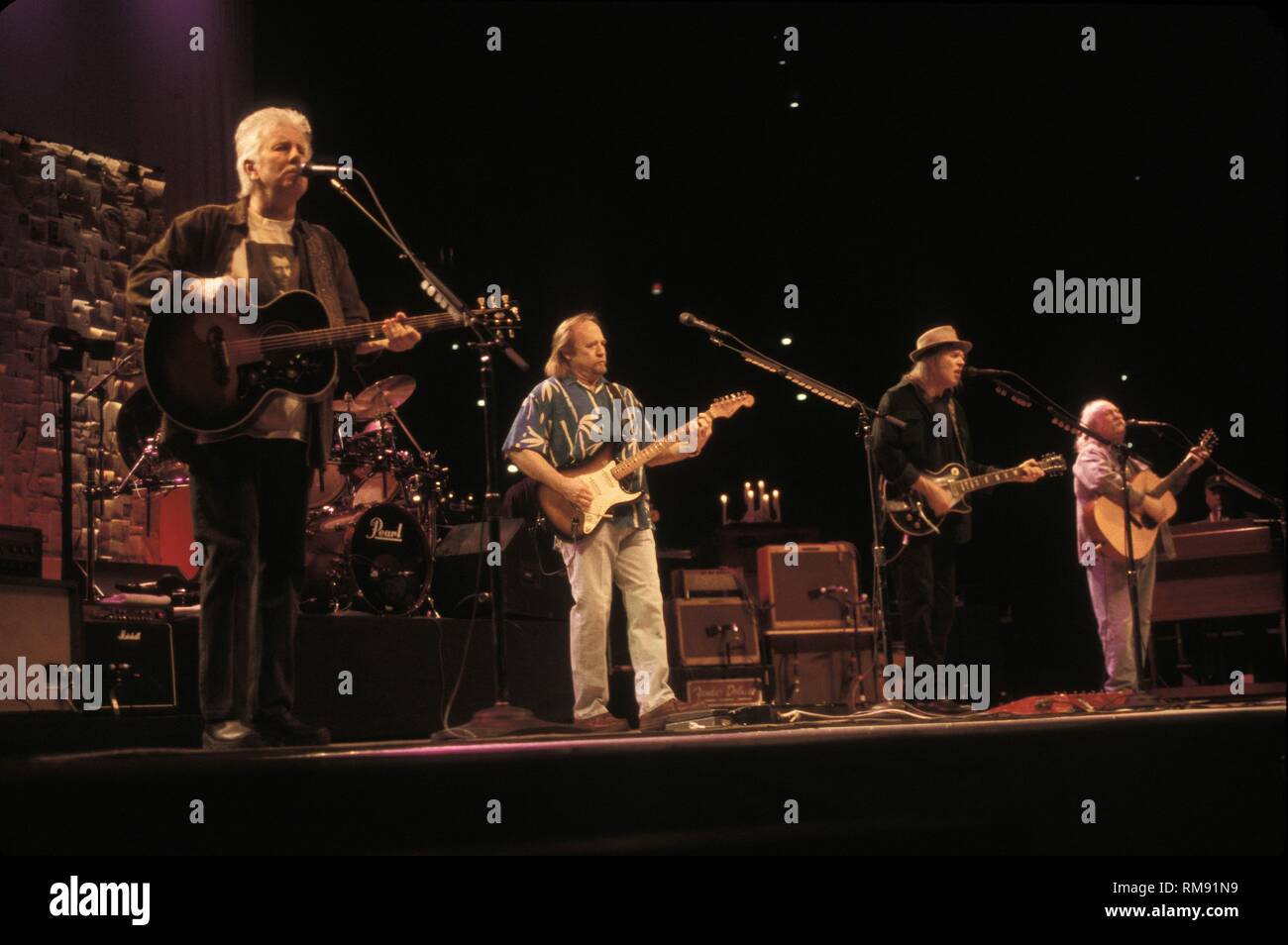 Stephen Stills, Graham Nash, Neil Young und David Crosby dargestellt auf der Bühne während eines CSN&Y-Konzert. Stockfoto