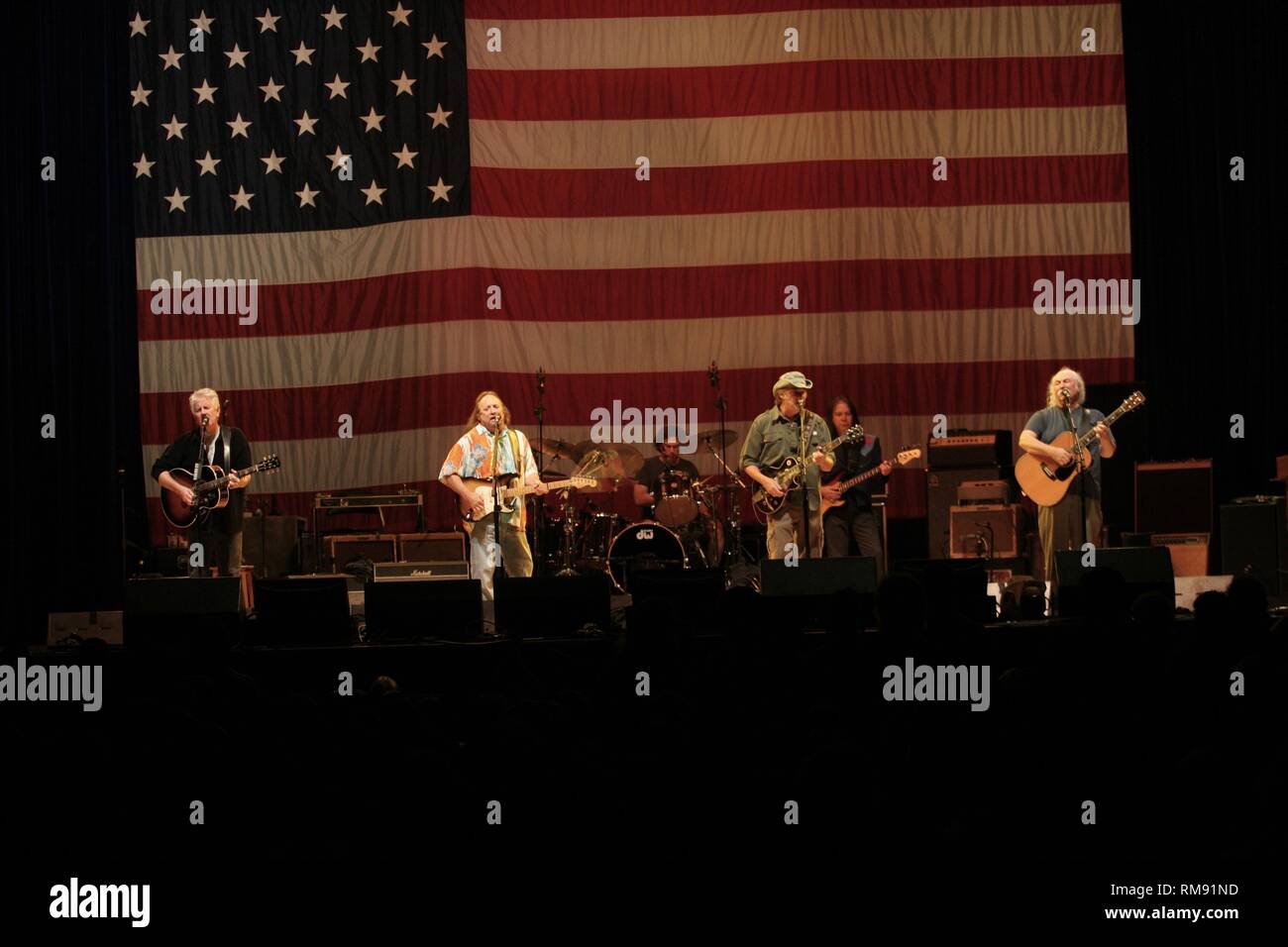Stephen Stills, Graham Nash, Neil Young und David Crosby dargestellt auf der Bühne während eines CSN&Y Konzert aussehen. Stockfoto