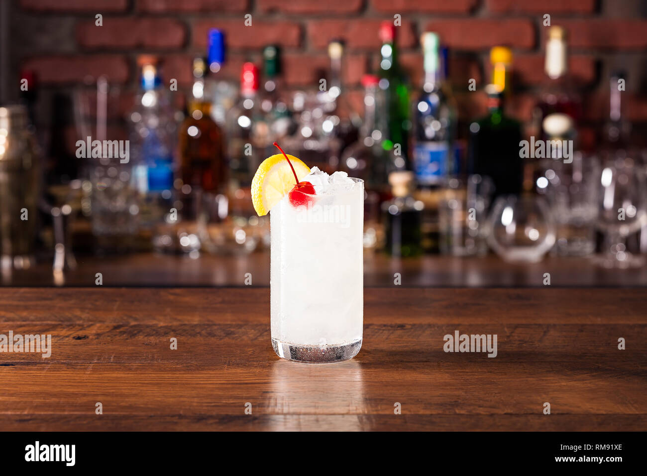Erfrischende Tom Collins Cocktail an der Bar Stockfoto
