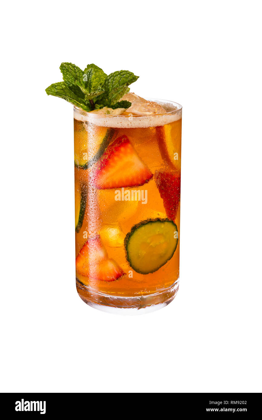 Erfrischende Pimms Cup Cocktail auf Weiß mit einen Freistellungspfad Stockfoto