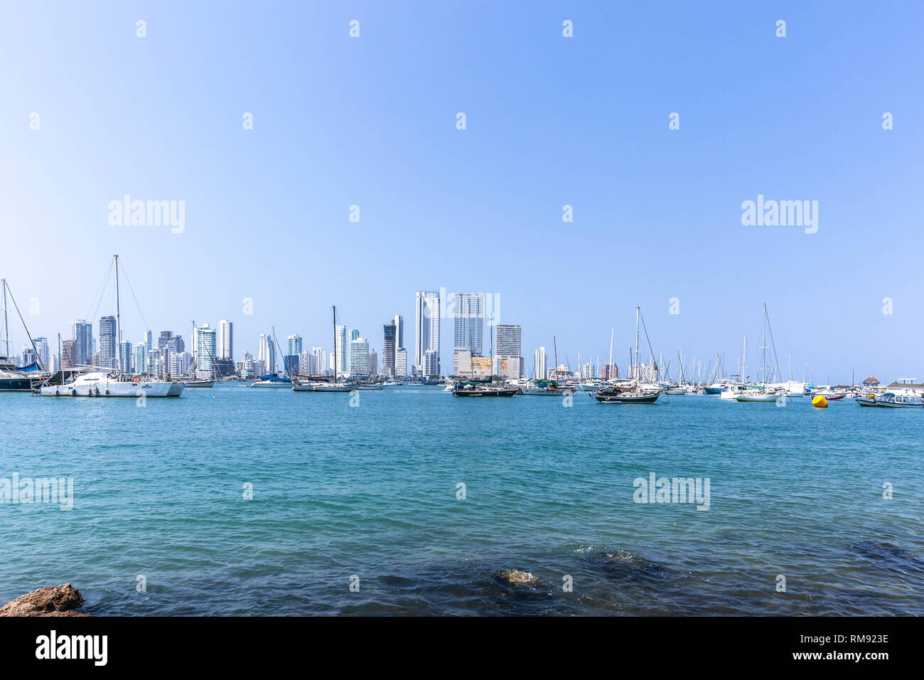 Vista a la Bahía desde el Barrio Manga, Cartagena de Indias, Kolumbien. Stockfoto