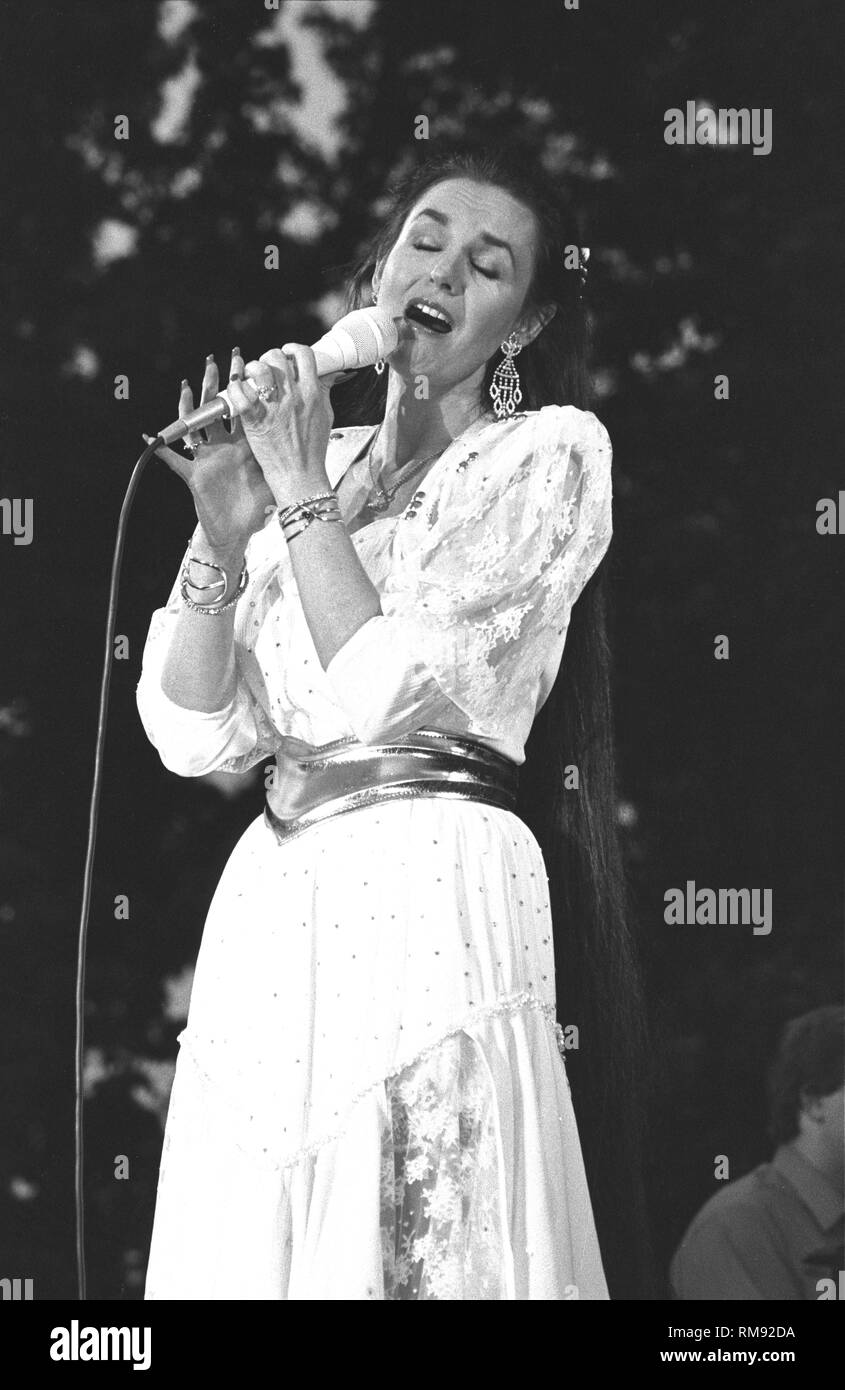 Land Sänger Crystal Gayle dargestellt singen auf der Bühne während einer "live"-Konzert aussehen. Stockfoto