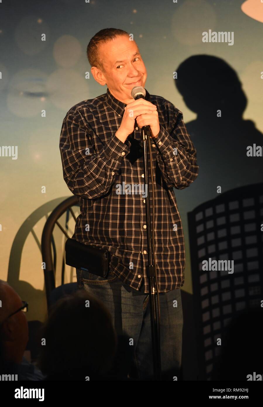 Schauspieler Gilbert Gottfried wird gezeigt auf der Bühne während eines Stand up Comedy aussehen. Stockfoto