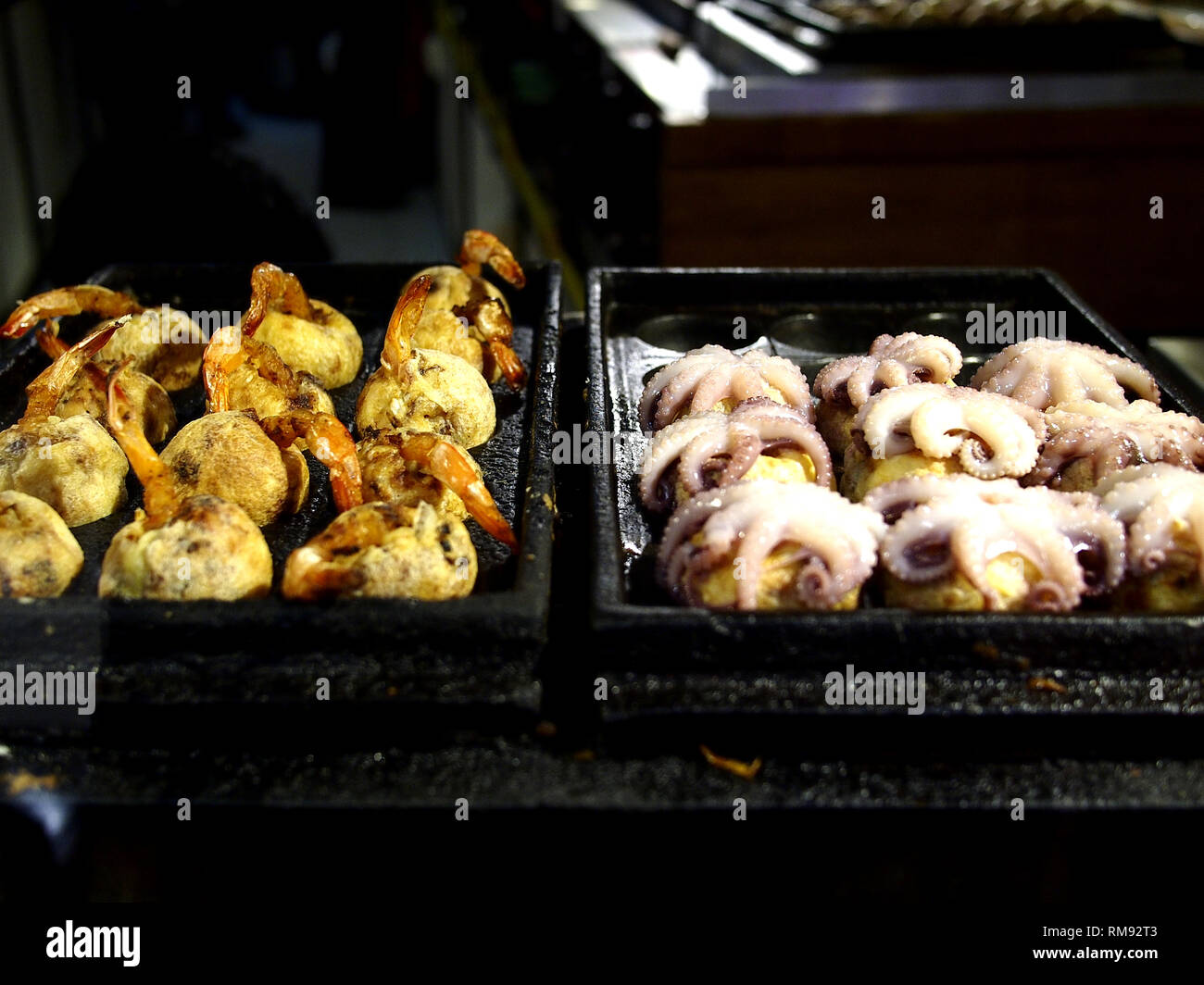 Foto der sortierten Takoyaki auf Anzeige an einem Speicher Stockfoto