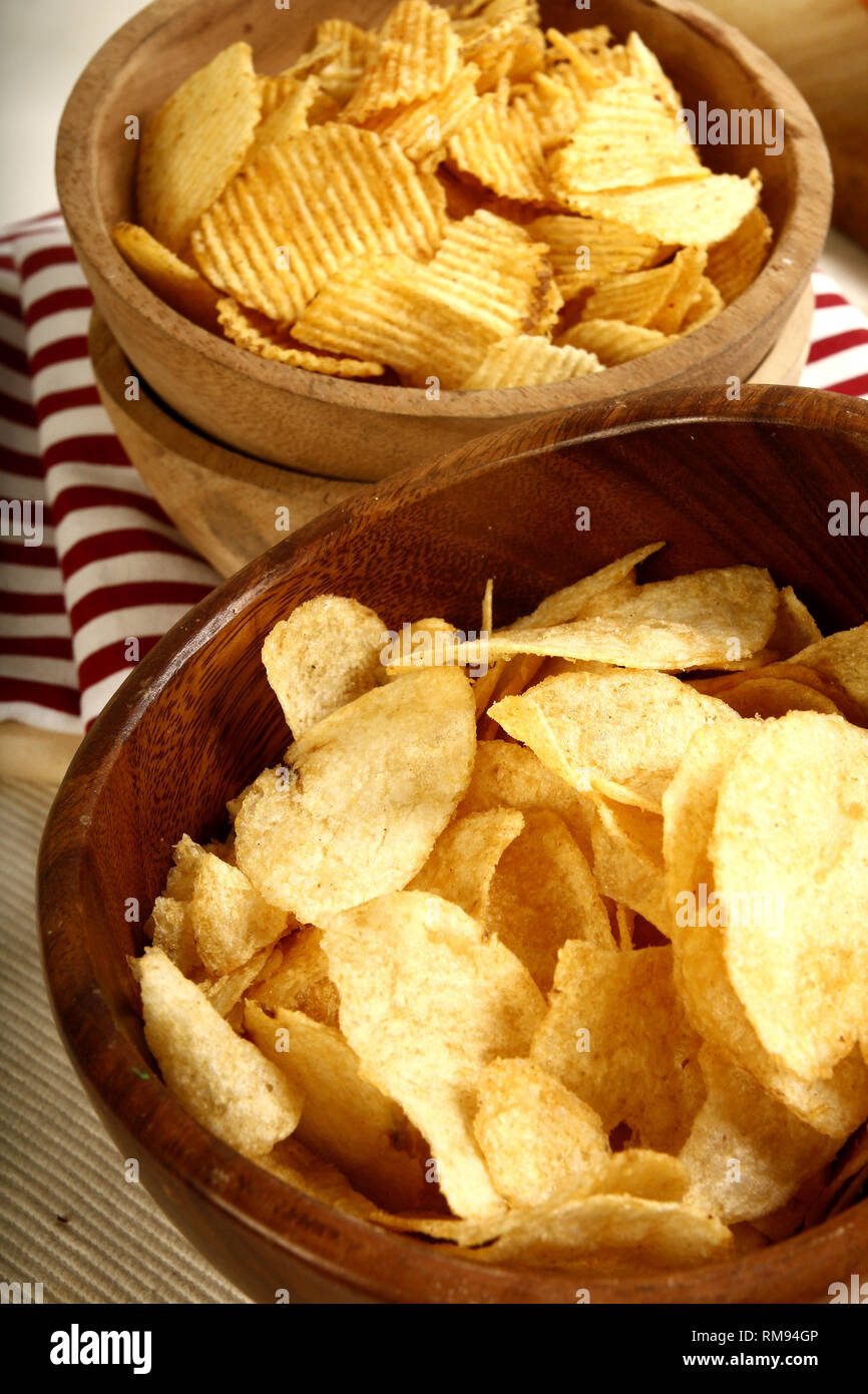 Foto von Schalen mit Snack Kartoffelchips Stockfoto