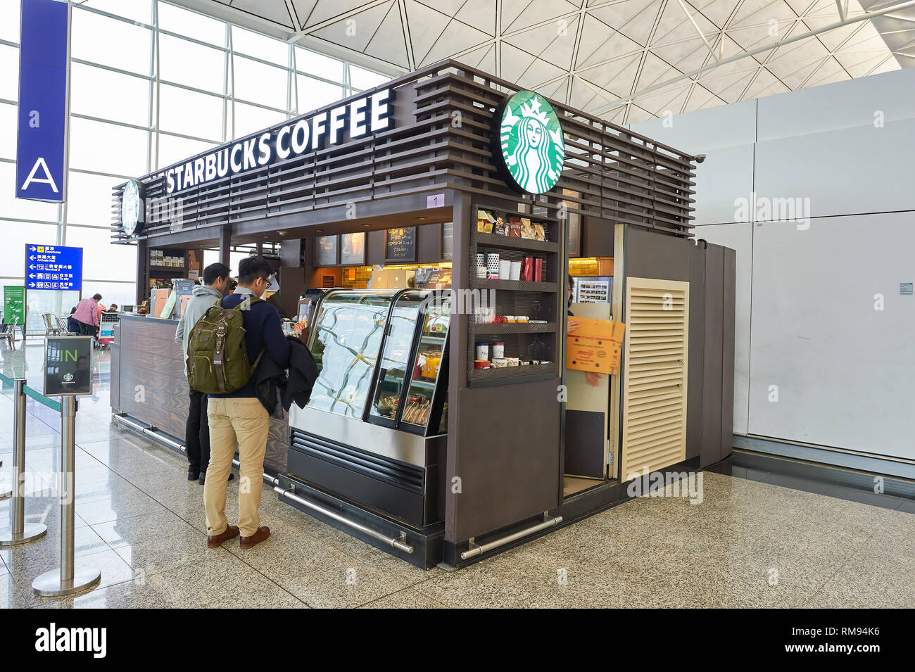 Hongkong - ca. Januar 2016: Starbucks in Hong Kong International Airport. Starbucks Corporation ist ein US-amerikanischer Kaffee und Kaffeehaus Cha Stockfoto