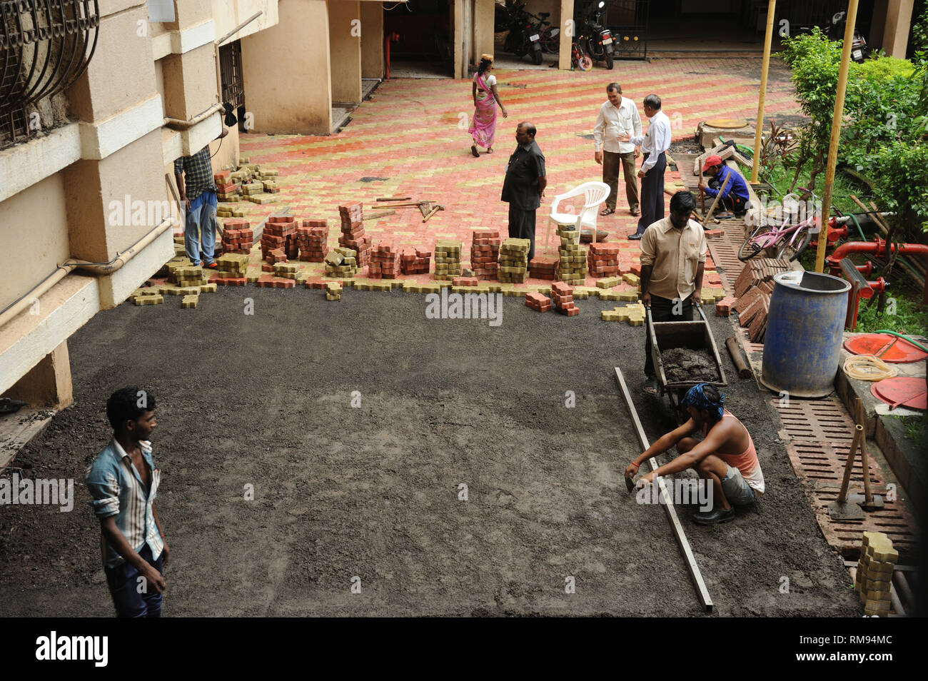 Installation von Verriegelungen Fertiger block Ziegel, Indien, Asien Stockfoto