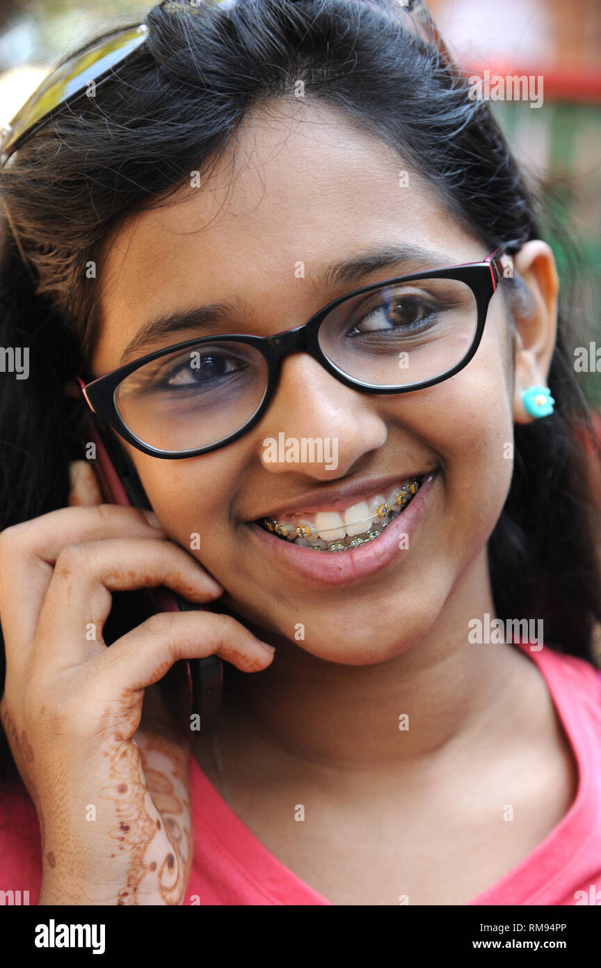 Junges Mädchen mit Zahnspange und Brille Stockfotografie - Alamy