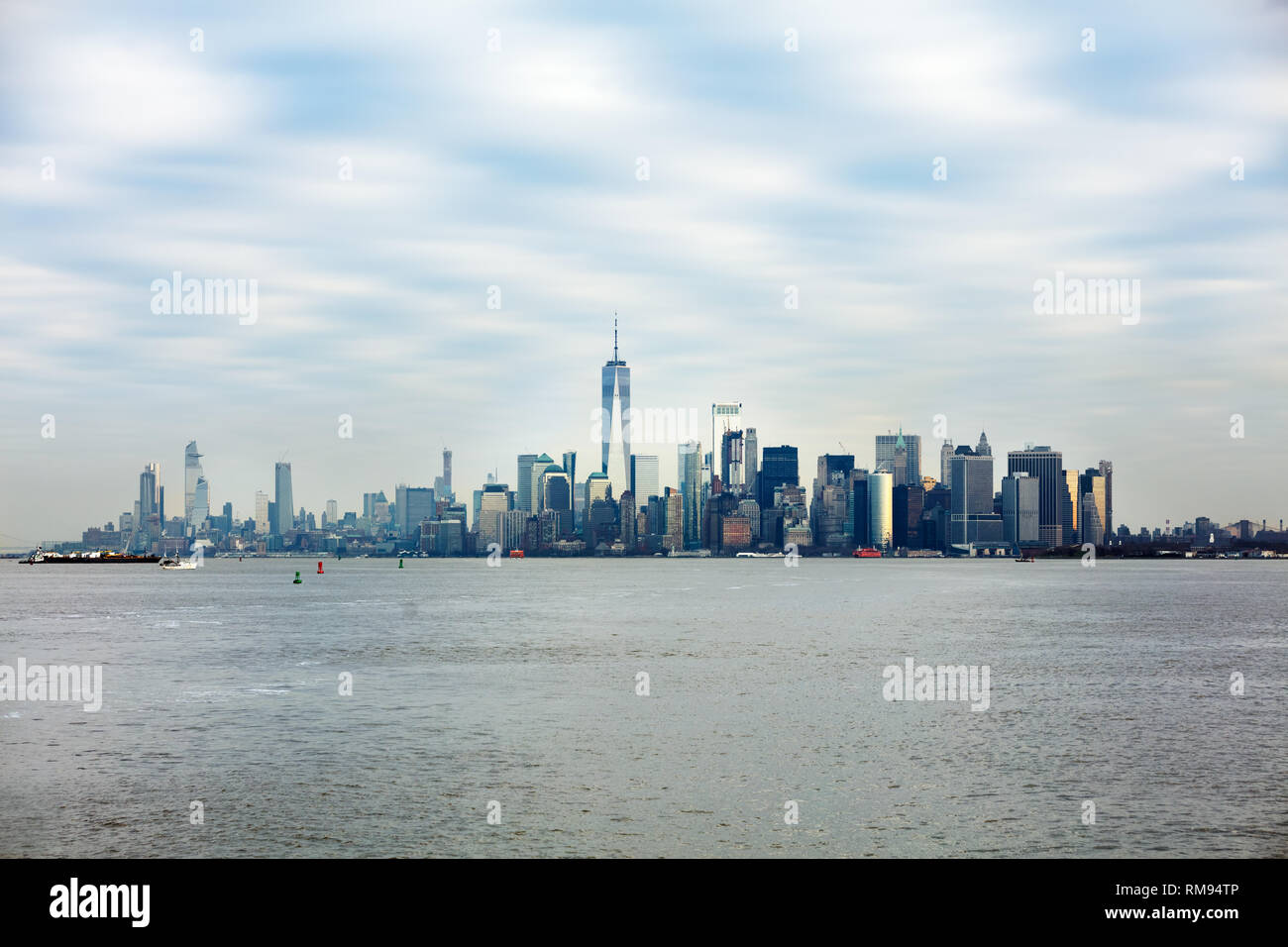 Manhattan Downtown mit World Trade Center über den Hudson River Stockfoto