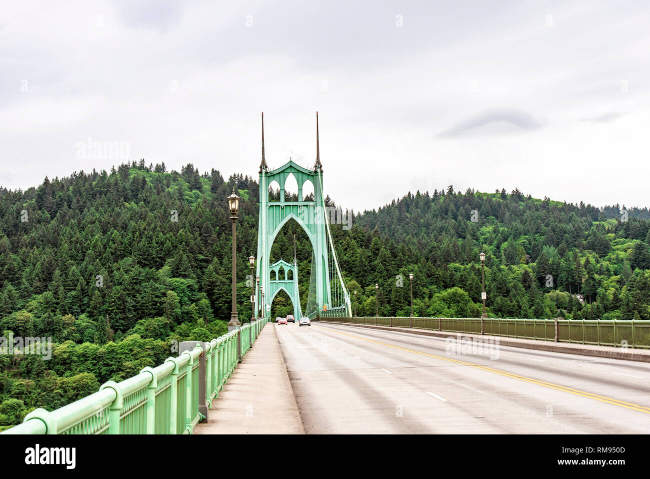 Hoch leistungsfähige Arch Support einer gotischen Stil lange Transport St Johns Brücke mit Windows an der Oberseite und Schwangerschaftsstreifen, die die Brücke ACR-Unterstützung Stockfoto