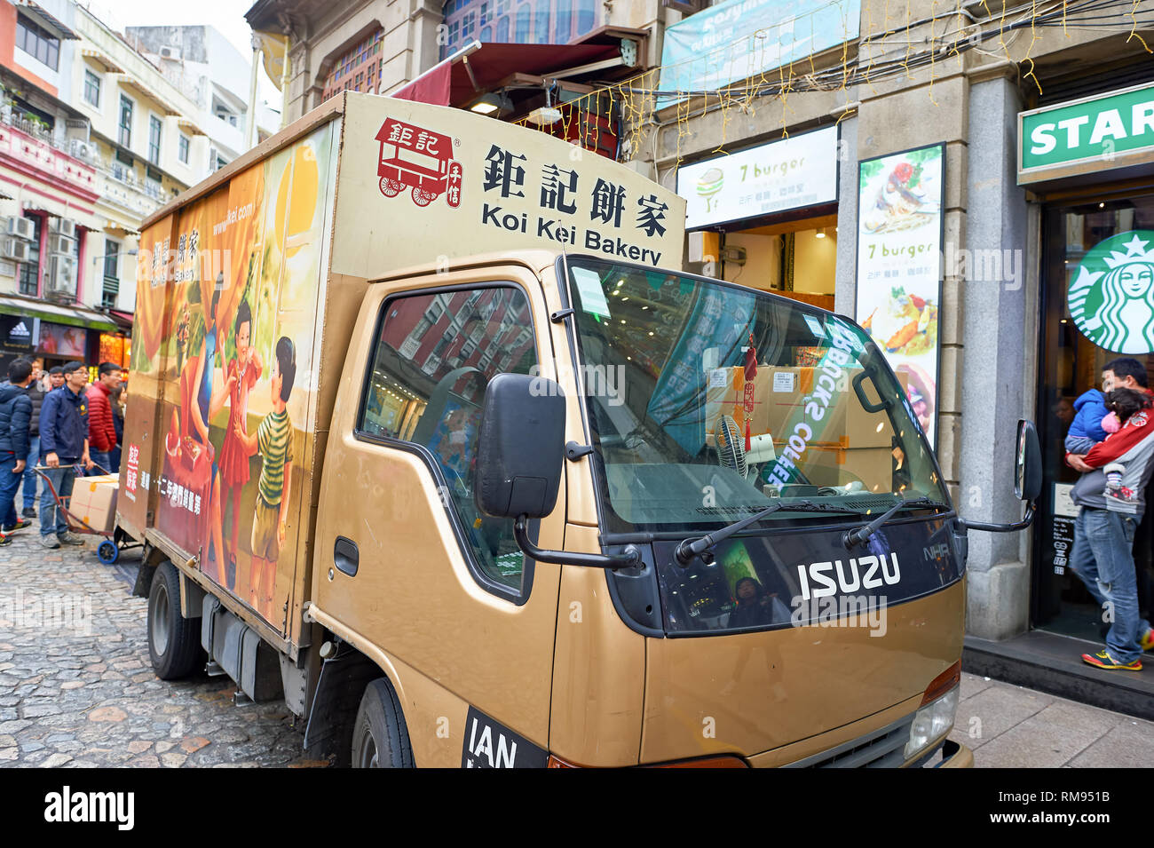 Macau - ca. Februar 2016: Isuzu Light Truck in Macau. Macau ist ein autonomes Gebiet auf der westlichen Seite des Pearl River Delta in Ostasien. Stockfoto