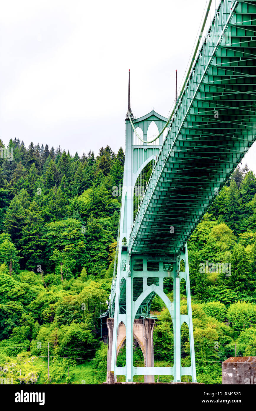 Hoch leistungsfähige Arch Support einer gotischen Stil lange Transport St Johns Brücke mit Windows an der Oberseite und Schwangerschaftsstreifen, die die Brücke ACR-Unterstützung Stockfoto