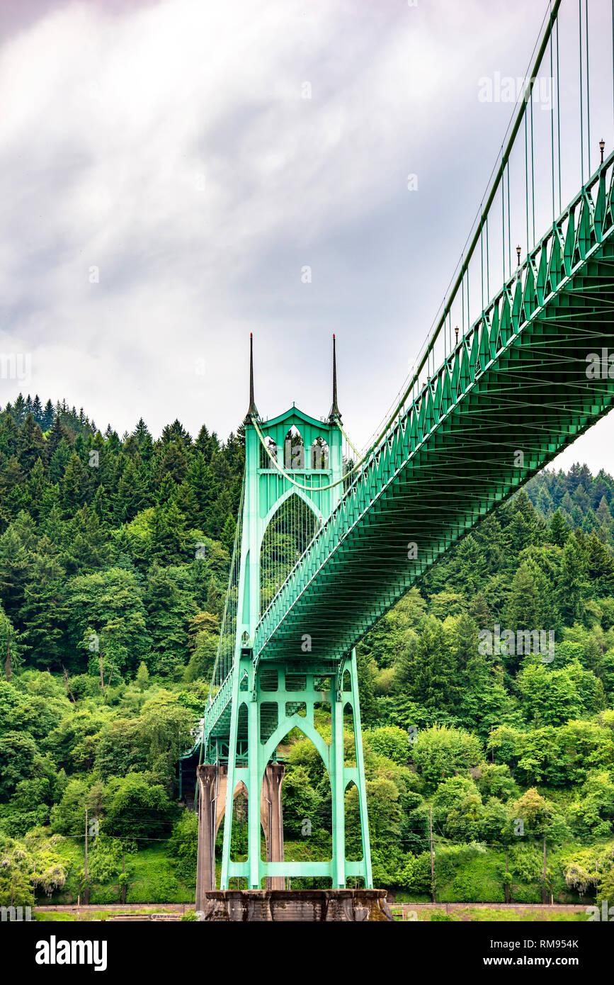 Hoch gewölbten Seil Unterstützung einer gotischen Stil lange Transport St Johns Brücke mit Windows an der Oberseite und Schwangerschaftsstreifen, die die Brücke acros Unterstützung Stockfoto