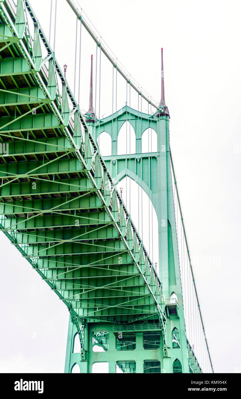 Berühmte gotische gewölbten Seil Unterstützung eines langen truss Transport St Johns Brücke mit Windows an der Oberseite und Schwangerschaftsstreifen, die die Brücke ACR-Unterstützung Stockfoto
