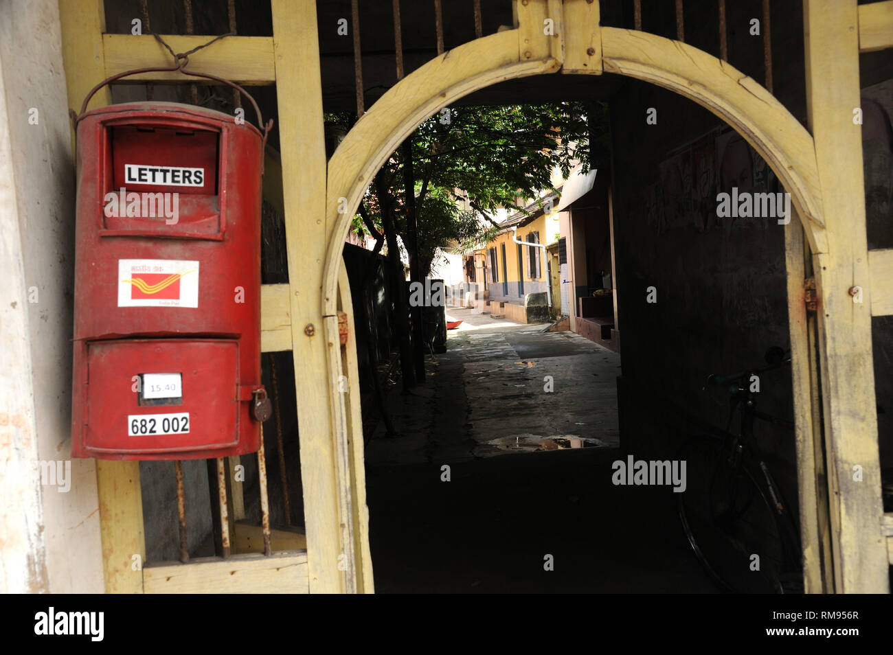 Post alten Briefkasten im Haus hängen, Kochi, Kerala, Indien, Asien Stockfoto