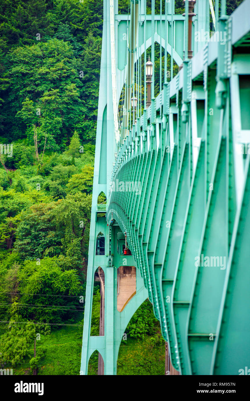 Berühmte gotische gewölbten Seil Unterstützung eines langen truss Transport St Johns Brücke mit Windows an der Oberseite und Schwangerschaftsstreifen, die die Brücke ACR-Unterstützung Stockfoto