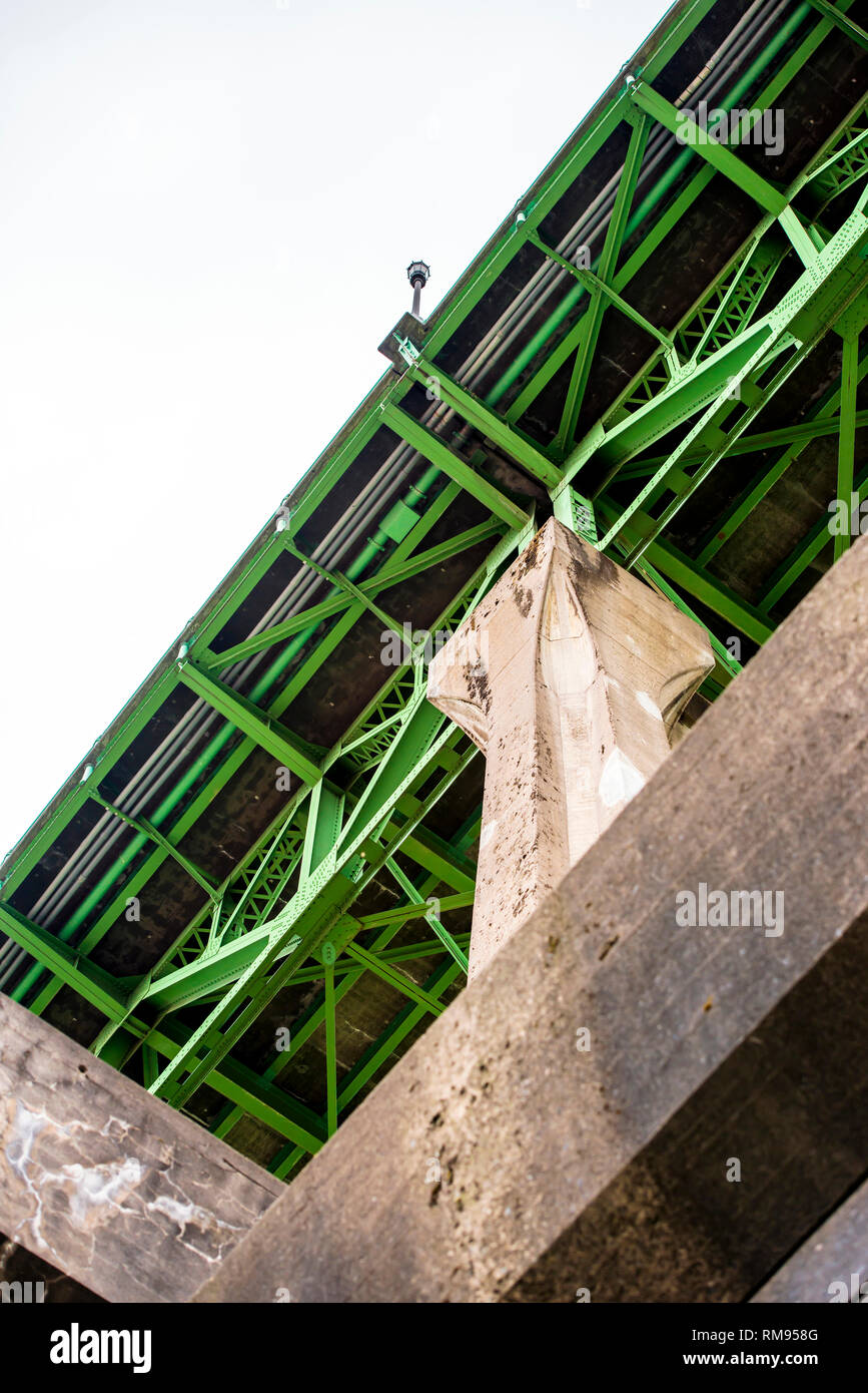 Berühmte gotische gewölbten Seil Unterstützung eines langen truss Transport St Johns Brücke mit Windows an der Oberseite und Schwangerschaftsstreifen, die die Brücke ACR-Unterstützung Stockfoto