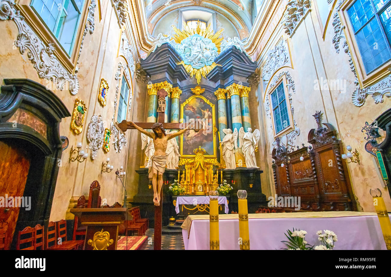 Krakau, Polen - 21. JUNI 2018: Der Altar von St. Michael und St. Stanislaus Kirche mit bunten stein geschnitzten Säulen und geschnitzten Skulpturen und bas-Reli Stockfoto