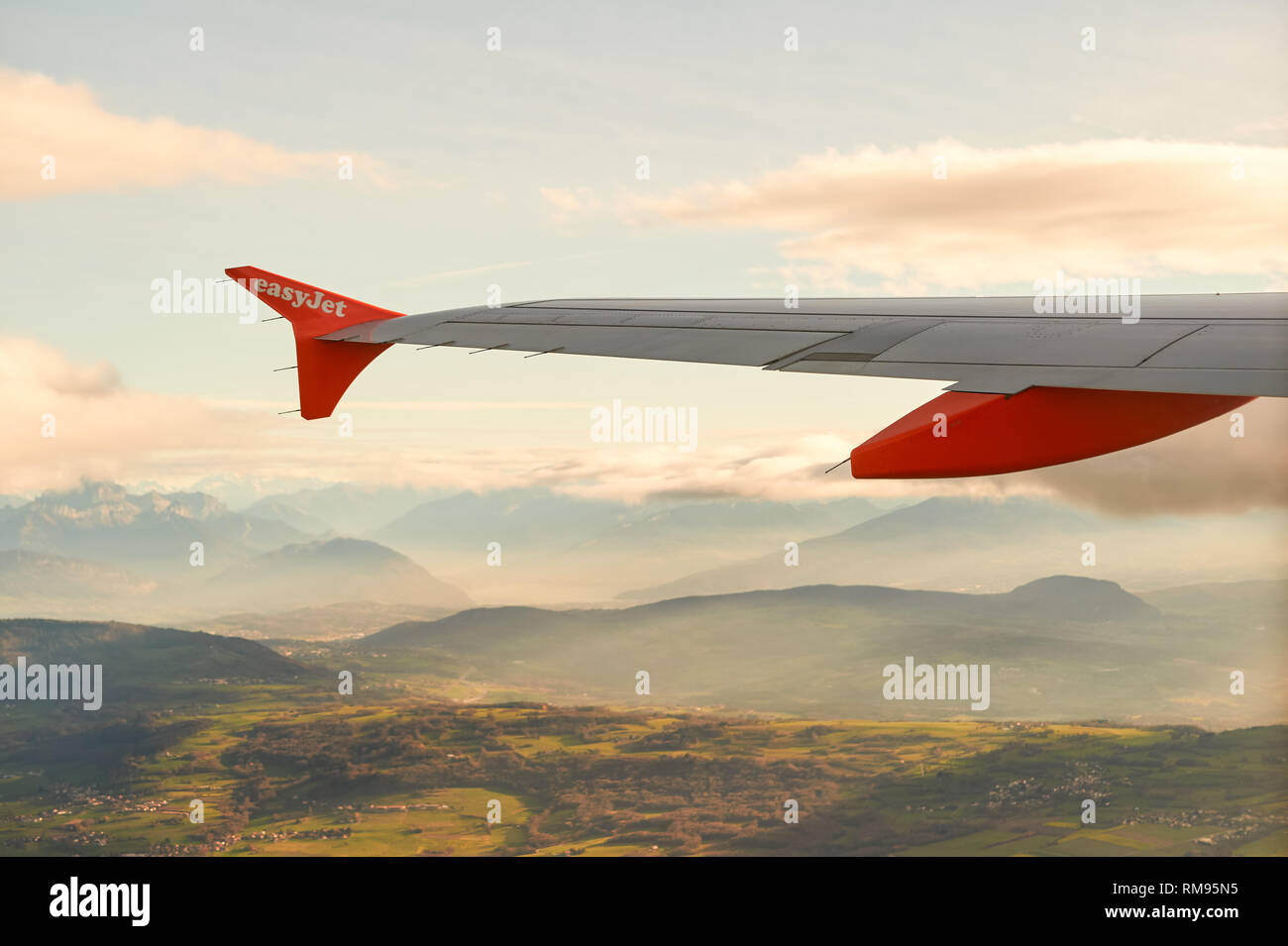 Genf, Schweiz - November 19, 2015: Winglet mit Easyjet Logo auf dem linken Flügel des Airbus narrow-Body-jet. Stockfoto