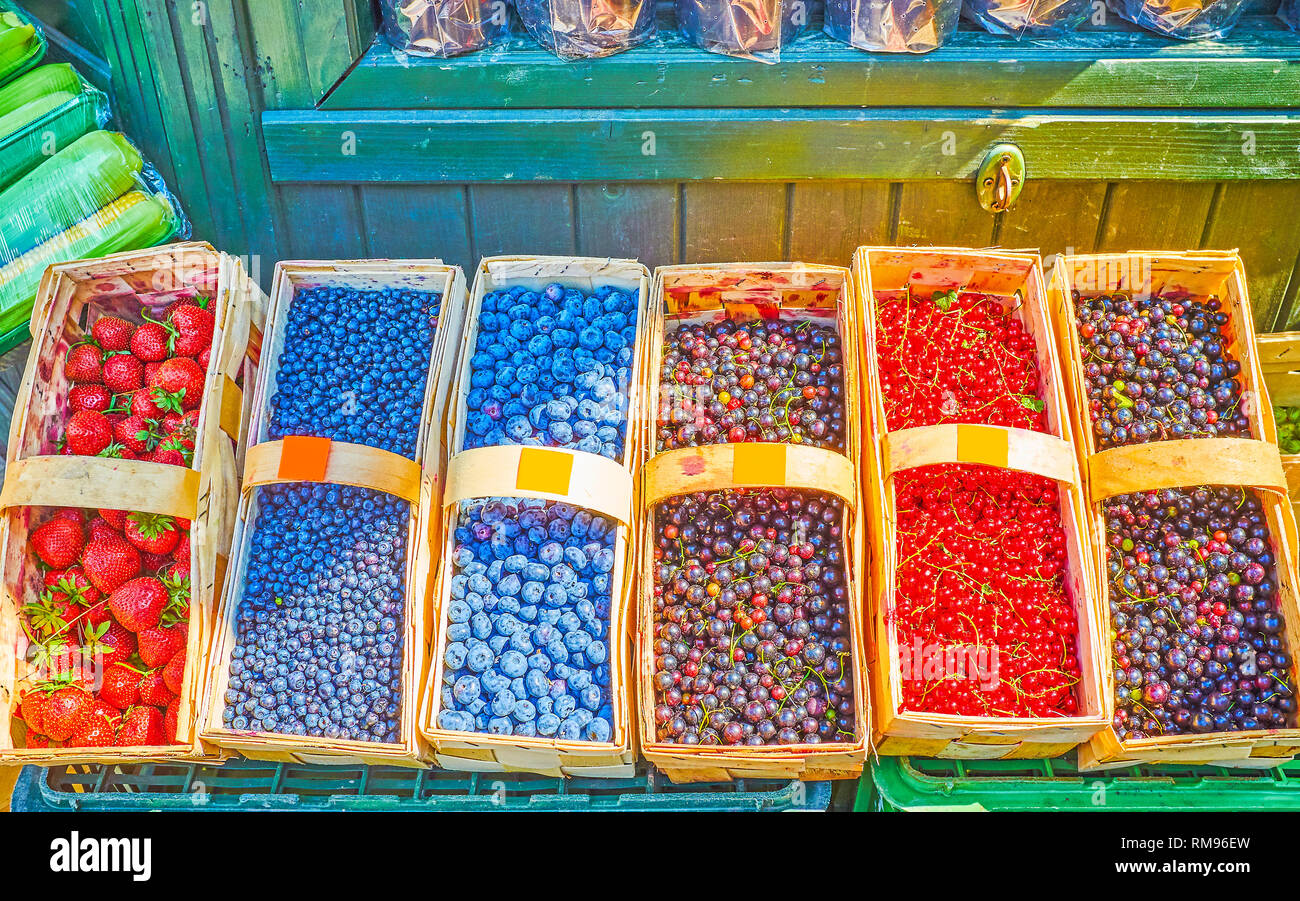 Vielzahl von Körbe mit Beeren auf Gemüsemarkt in Krakau, Polen, Abschaltdruck Stockfoto