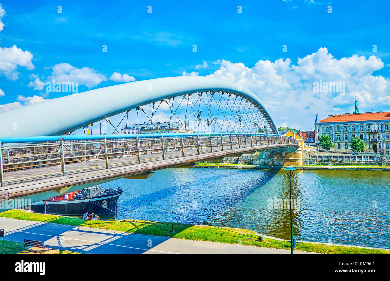 Krakau, Polen - 21. Juni 2018: Die Ästhetik Vater Bernatek Fußgängerbrücke ist einer der romantischsten Plätze in der Altstadt, am 21. Juni in Krakau. Stockfoto