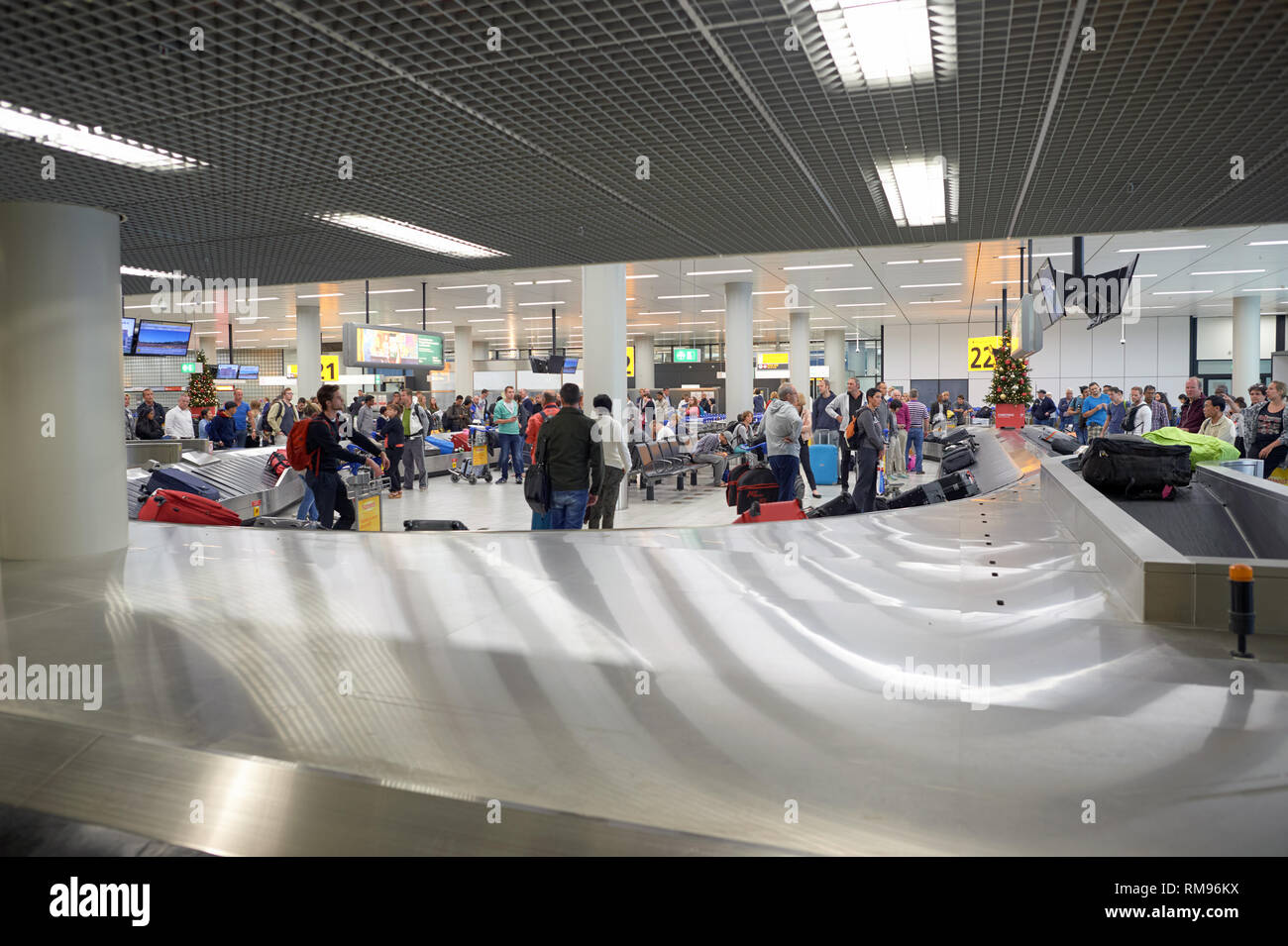 AMSTERDAM, NIEDERLANDE - ca. November 2015: Gepäckausgabe am Flughafen Schiphol. Der Flughafen Amsterdam Schiphol ist der wichtigste Flughafen Stockfoto