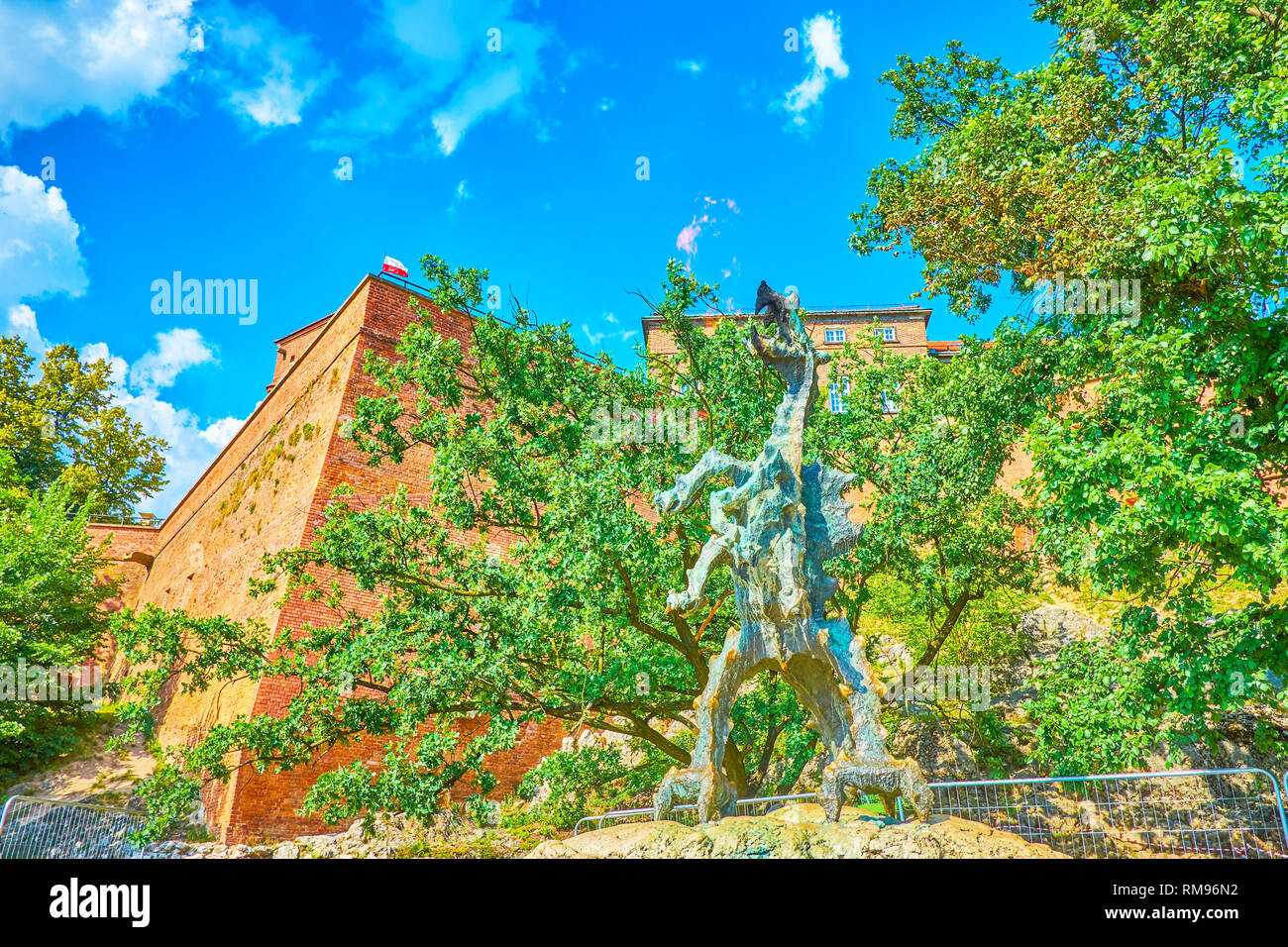 Die Atmung Feuer Wawel Drachen, die berühmte Skulptur am Schloss Wawel in Krakau, Polen Stockfoto