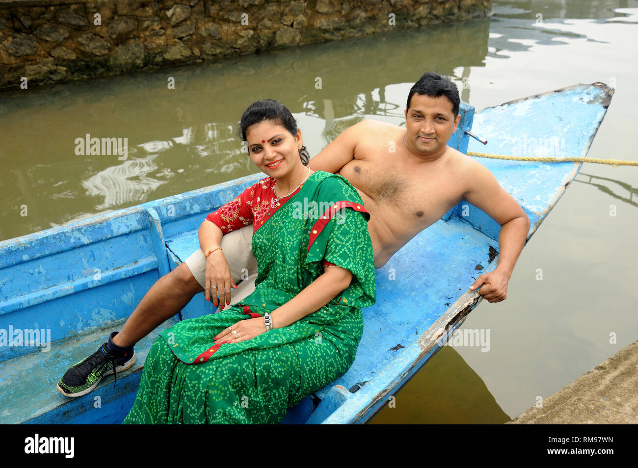 Paar im Boot sitzen, Isola di Cocco, Kerala, Indien, Asien, HERR Nr. 802 B Stockfoto