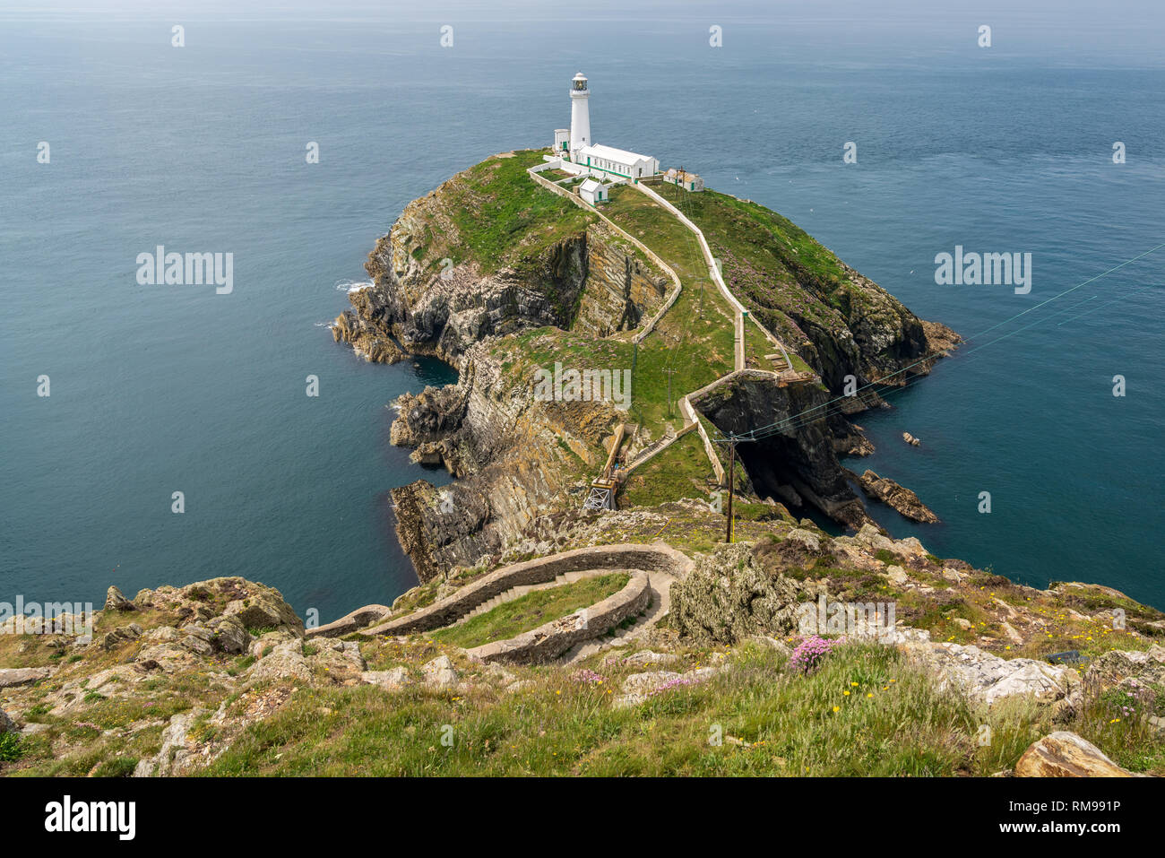 In der Nähe von Holyhead, Anglesey, Gwynedd, Wales, Großbritannien - Juni 08, 2018 - Blick auf die Klippen und South Stack Lighthouse Stockfoto