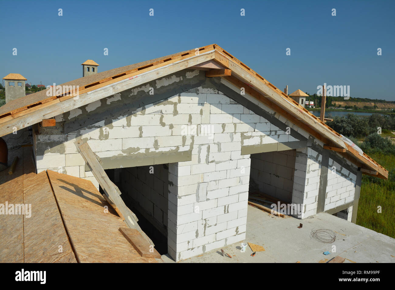 Dachkonstruktion mit Traversen, Holzbalken an neue Gebäude. Rooftop View. Stockfoto