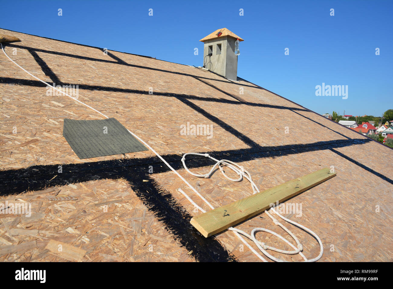 Roofing Vorbereitung Asphaltschindeln Installation auf Haus Bau Holzdach mit Bitumen Spray und Schutz Seil, Sicherheit Kit. Roofing constru Stockfoto