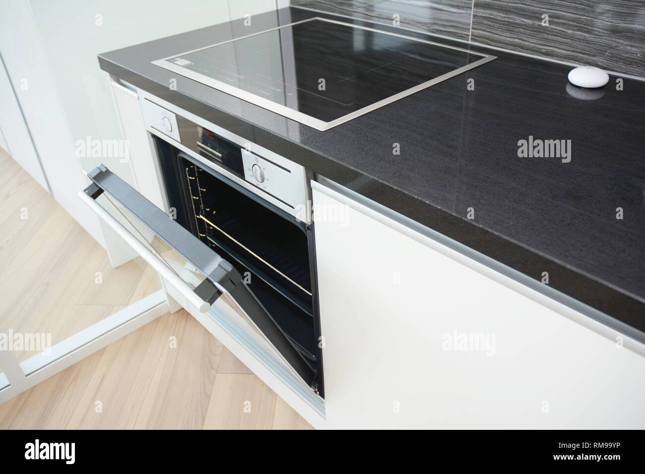 Moderne Küche Interieur mit schwarzen und weißen elektrischen Backofen, Herd  Stockfotografie - Alamy