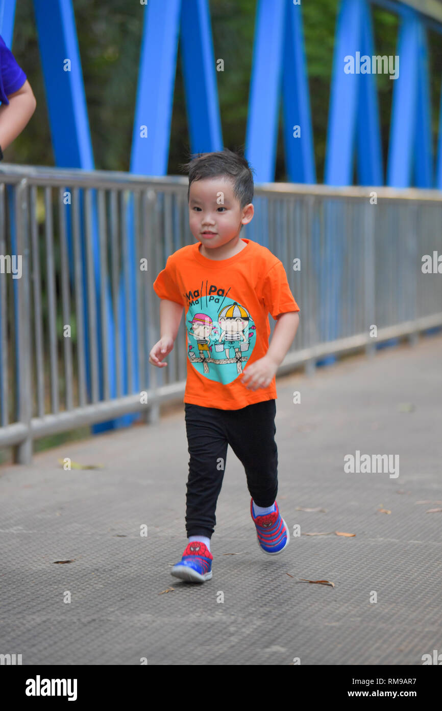 BANGKOK - 9. Februar: Nicht identifizierte Mini marathon Läufer an TG laufen glatt wie Seide 2019 Spendenlauf für Kinder und Jugendliche, das am 9. Februar 2019 Bangko Stockfoto