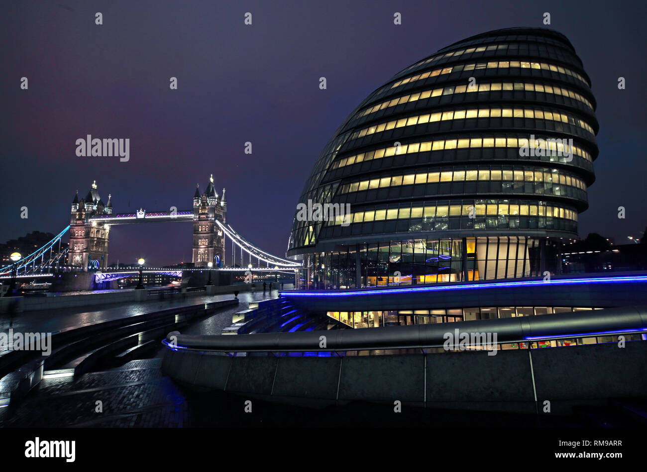 London City Hall am Abend, der Queen's Walk, London, England, UK, SE1 2AA Stockfoto