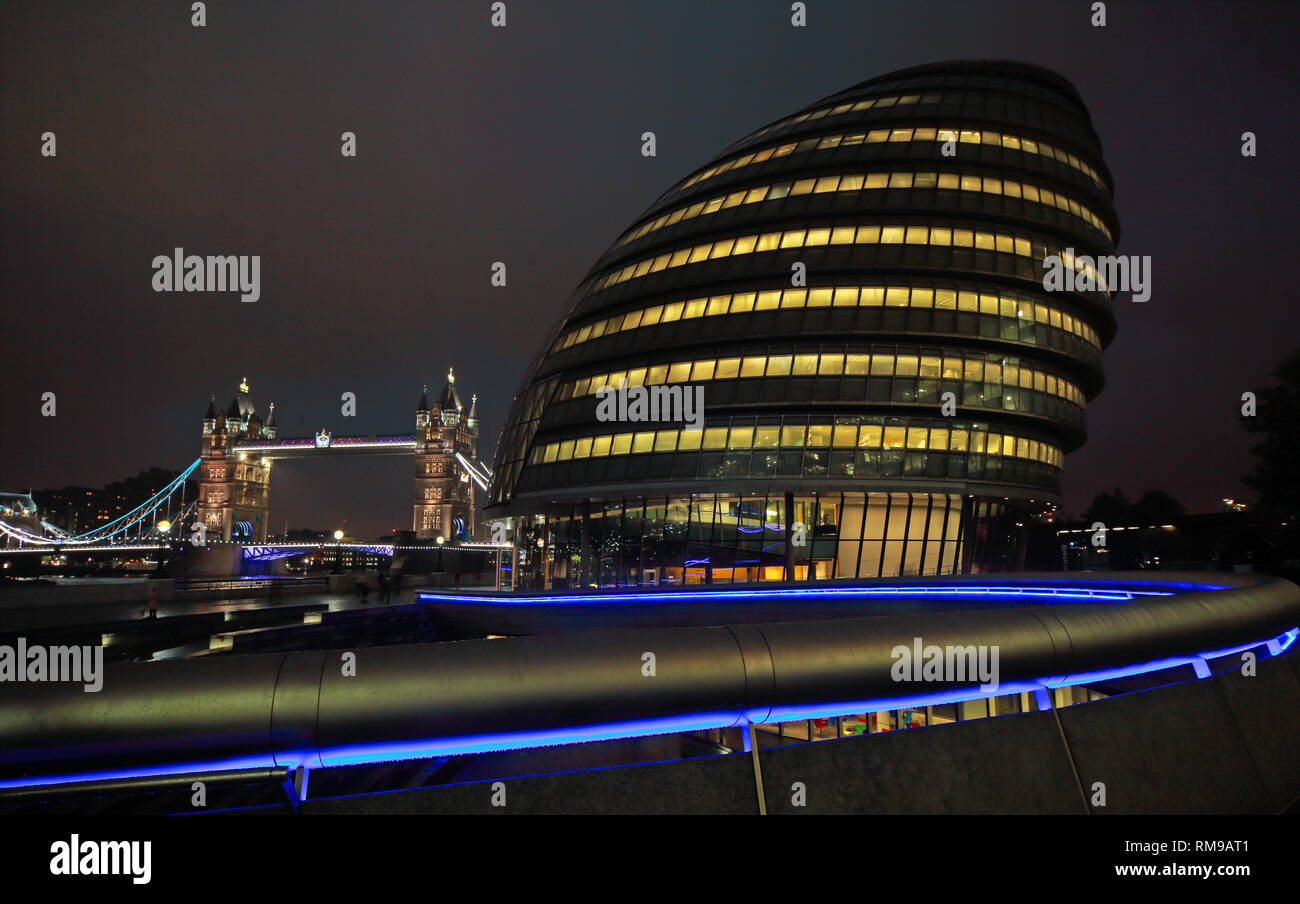 London City Hall am Abend, der Queen's Walk, London, England, UK, SE1 2AA Stockfoto