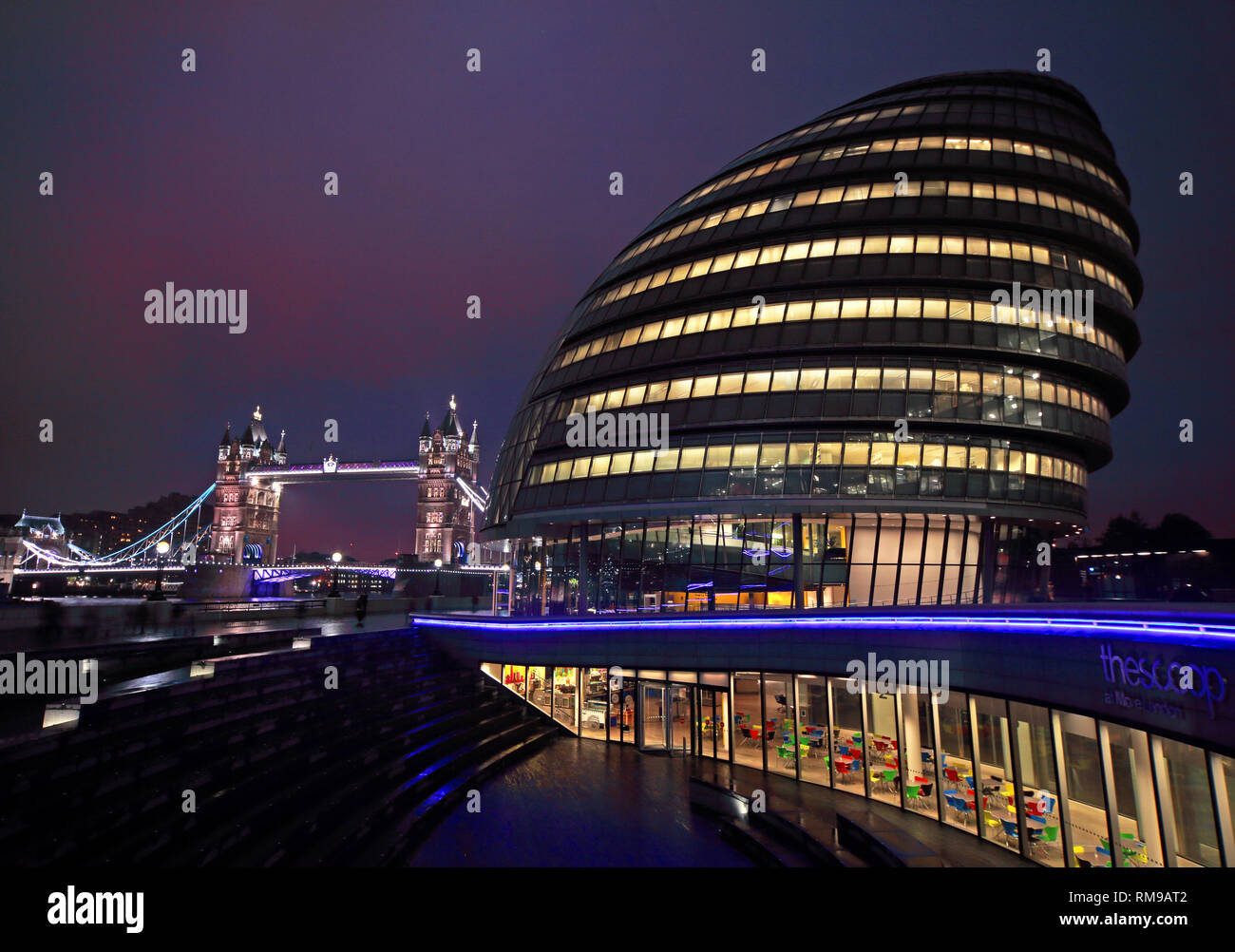 London City Hall am Abend, der Queen's Walk, London, England, UK, SE1 2AA Stockfoto