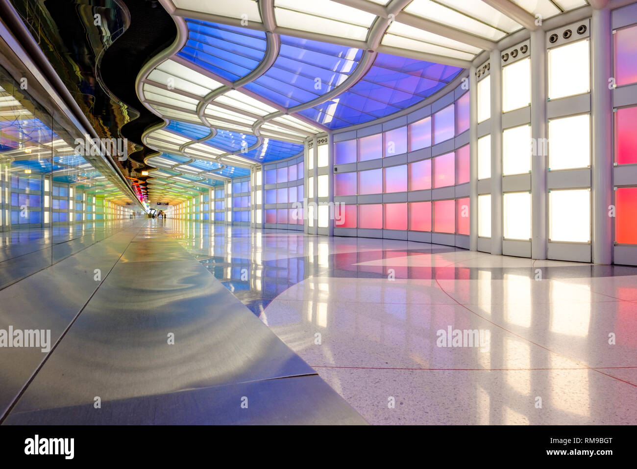 Neon-Kunstinstallation Sky's The Limit, von Michael Hayden, Helmut Jahn Terminal 1, Chicago O'Hare International Airport Terminal, Illinois, USA Stockfoto