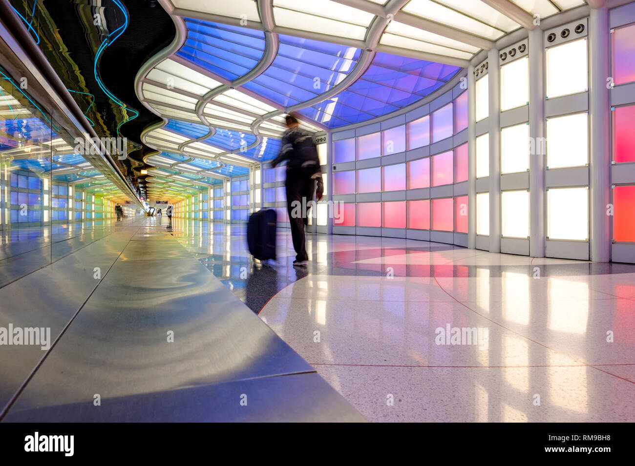 Neon-Kunstinstallation Sky's The Limit, von Michael Hayden, Helmut Jahn Terminal 1, Chicago O'Hare International Airport Terminal, Illinois, USA Stockfoto