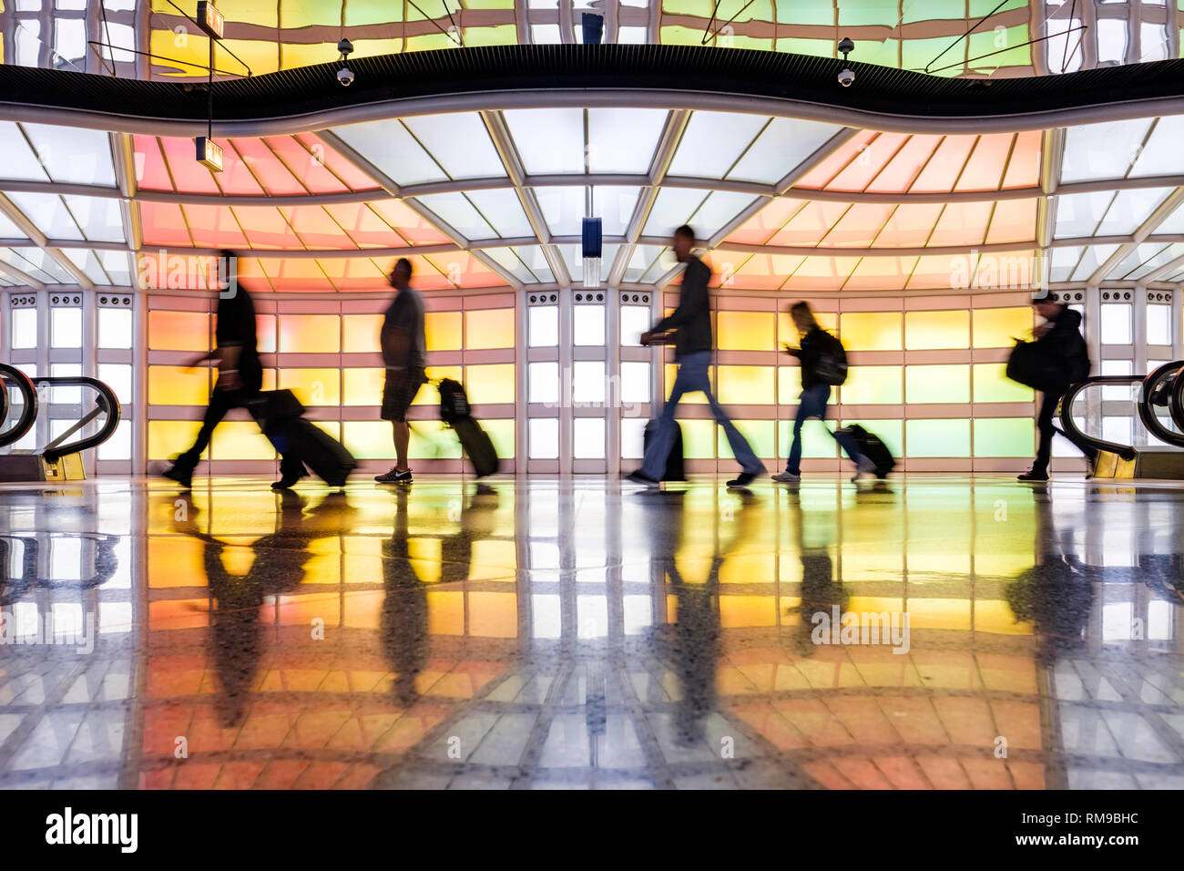 Fluggäste, Menschen zu Fuß, Neonlichter Kunstinstallation von Michael Hayden, Travellers Airport, Chicago O'Hare International Airport Terminal, USA Stockfoto