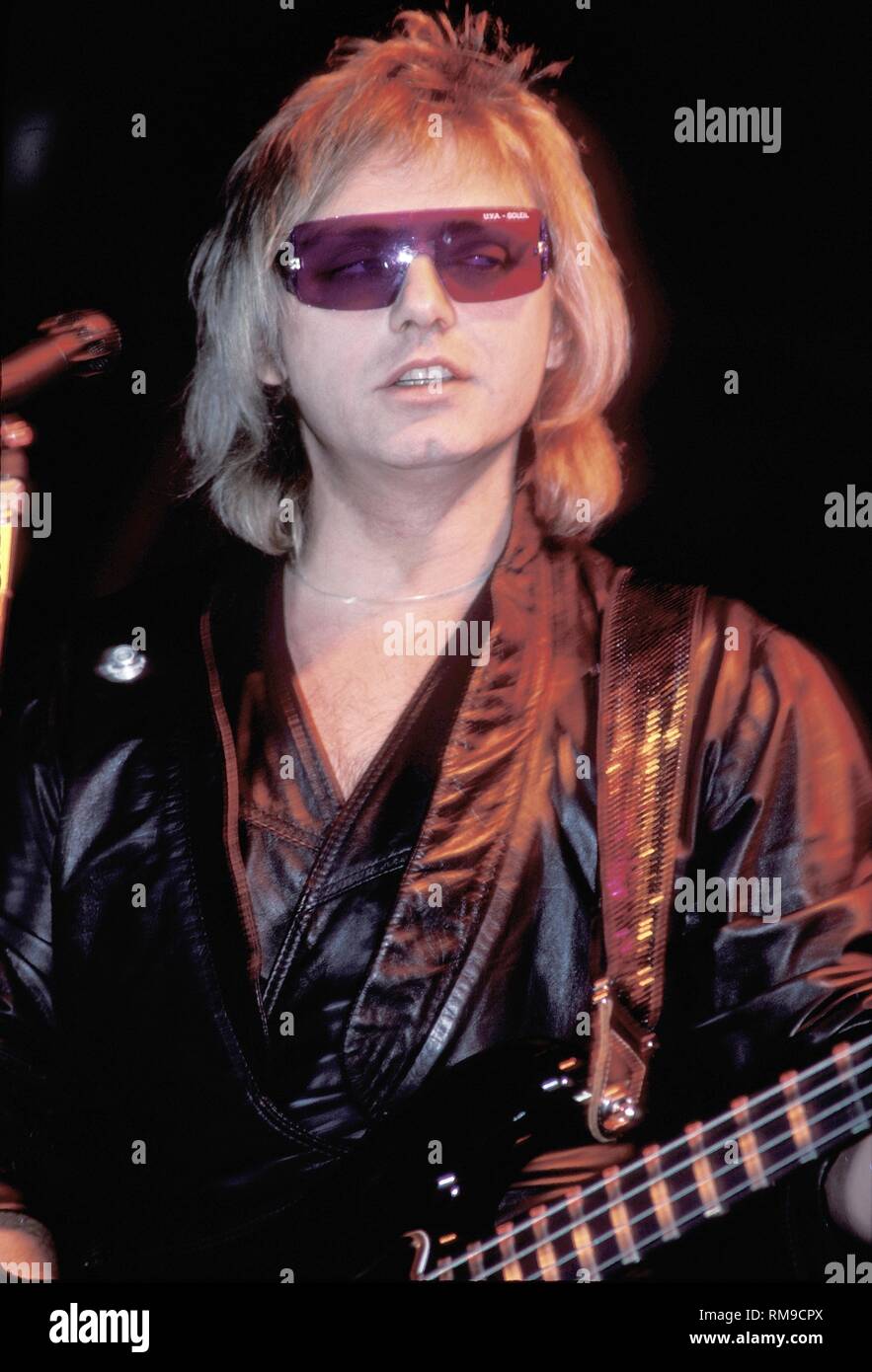 Bassist Benjamin Orr ist dargestellt auf der Bühne während einer "live"-Konzert Auftritt mit den Autos. Stockfoto