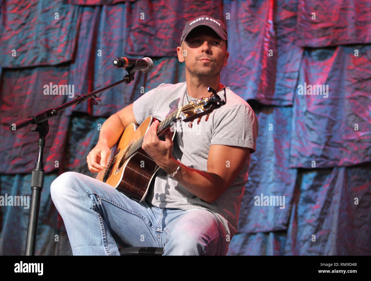 Country Music Artist Kenny Chesney wird gezeigt auf der Bühne während eines 'live' conert Aussehen in den landwirtschaftlichen Beihilfen im Jahr 2008. Stockfoto