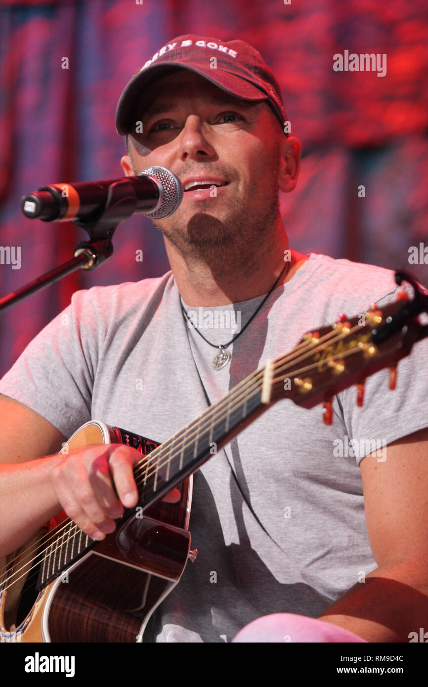 Country Music Artist Kenny Chesney wird gezeigt auf der Bühne während eines 'live' conert Aussehen in den landwirtschaftlichen Beihilfen im Jahr 2008. Stockfoto