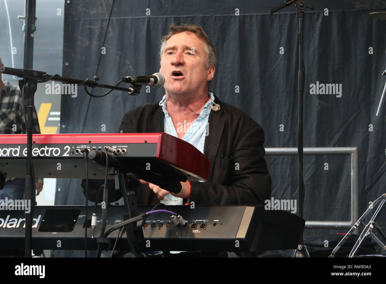 Musiker Jon Cleary ist dargestellt auf der Bühne während einer "live"-Konzert aussehen. Stockfoto