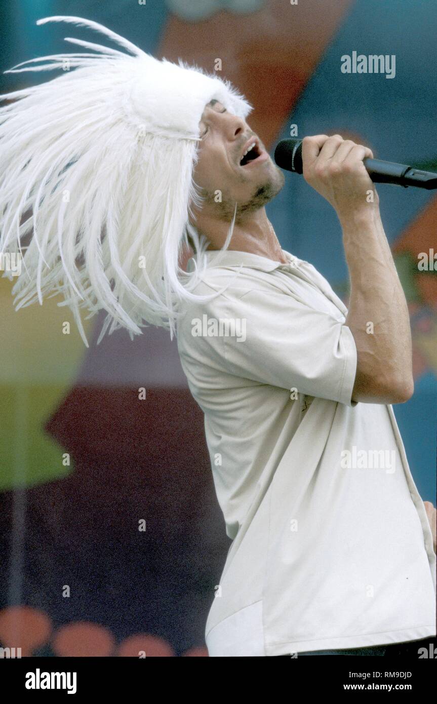 Sänger Jason 'Jay' Kay von Jamiroquai, der Grammy Award-winning Englisch acid jazz-funk-soul-disco Band, gezeigt auf der Bühne während der Woodstock '99. Stockfoto