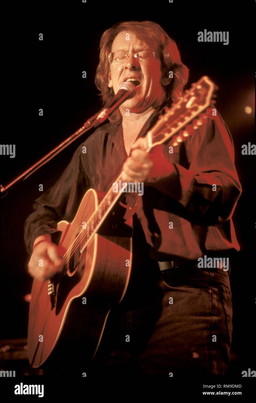 Gitarrist, Sänger und Songwriter Paul Kantner der Jefferson Starship ist dargestellt auf der Bühne während einer "live"-Konzert aussehen. Stockfoto