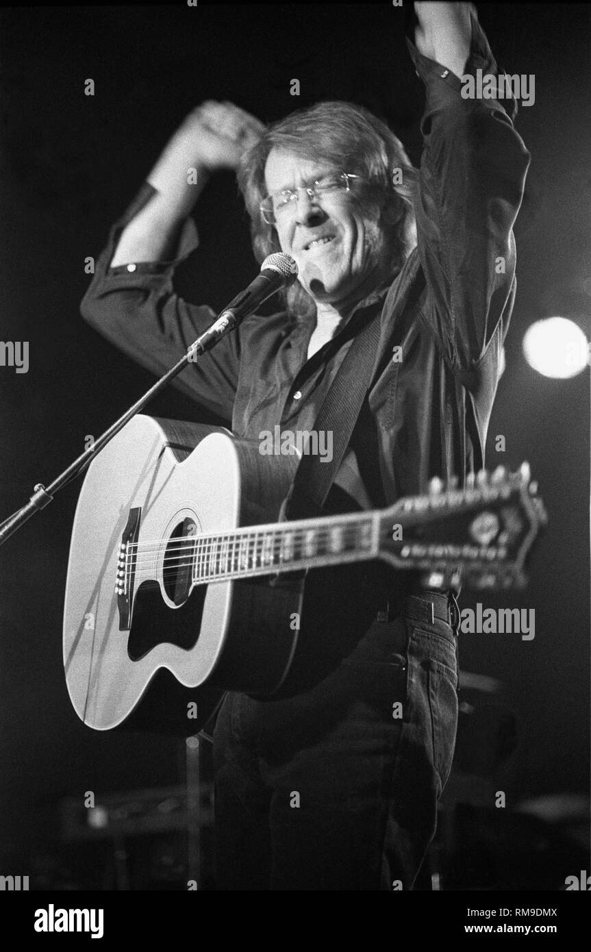 Gitarrist, Sänger und Songwriter Paul Kantner der Jefferson Starship ist dargestellt auf der Bühne während einer "live"-Konzert aussehen. Stockfoto