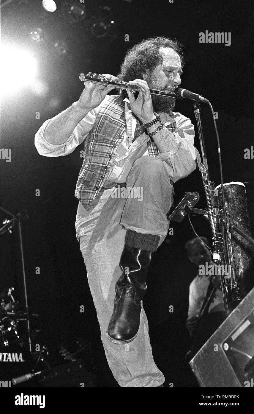 Musiker Ian Anderson ist dargestellt auf der Bühne während einer "live"-Konzert Auftritt mit Jethro Tull. Stockfoto